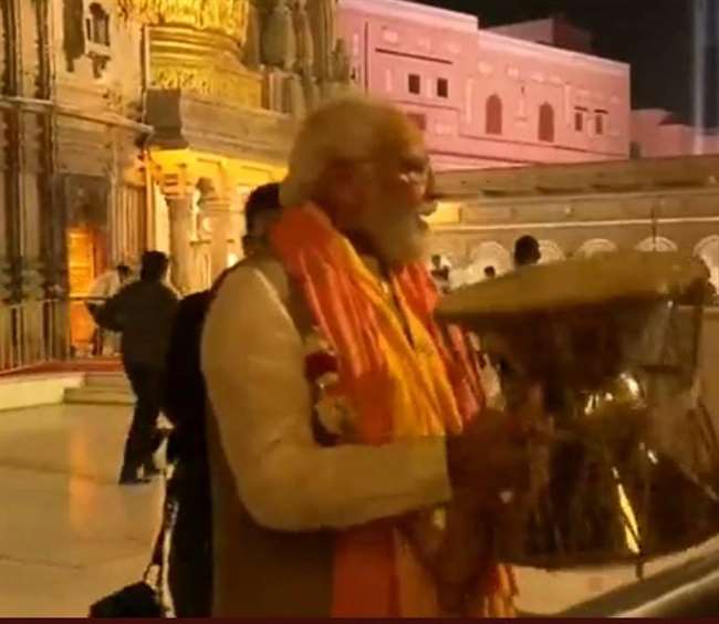 UP Election 2022 : पीएम नरेन्‍द्र मोदी ने काशी विश्‍वनाथ मंदिर में लगाई  हाजिरी, हाथ में लेकर बजाया डमरू