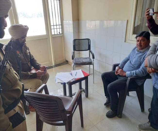 फाजिल्का में घटनास्थल पर मामले की जांच करती हुई पुलिस।