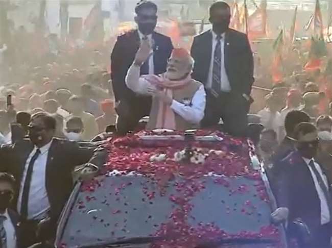 शुक्रवार शाम चार बजे पीएम नरेन्द्र मोदी का रोड शो शुरू हो गया।