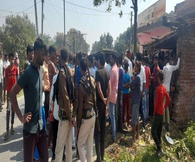 सिवान में स्कूल जा रहे शिक्षक की घेरकर हत्या, पांच हमलावरों ने ताबड़तोड़ मारी गोली, हत्या के विरोध में शव को रखकर किया रघुनाथपुर-दरौली सड़क जाम | Deshaj Times सिवान में स्कूल जा रहे शिक्षक की घेरकर हत्या, पांच हमलावरों ने ताबड़तोड़ मारी दो गोली, हत्या के विरोध में शव को रखकर किया रघुनाथपुर-दरौली सड़क जाम