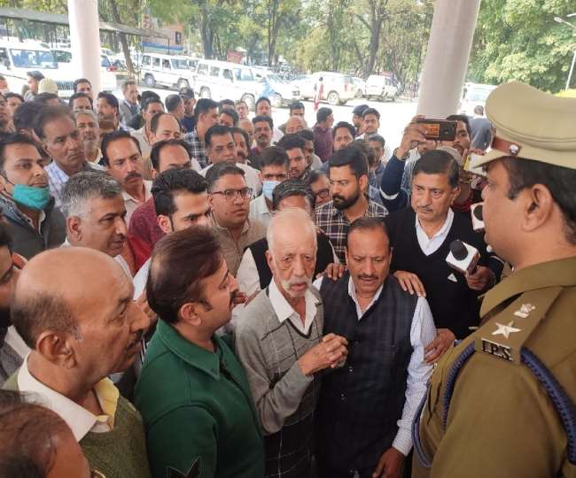 jewelers closed market in protest against robbery in jewelery shop in yamunanagar