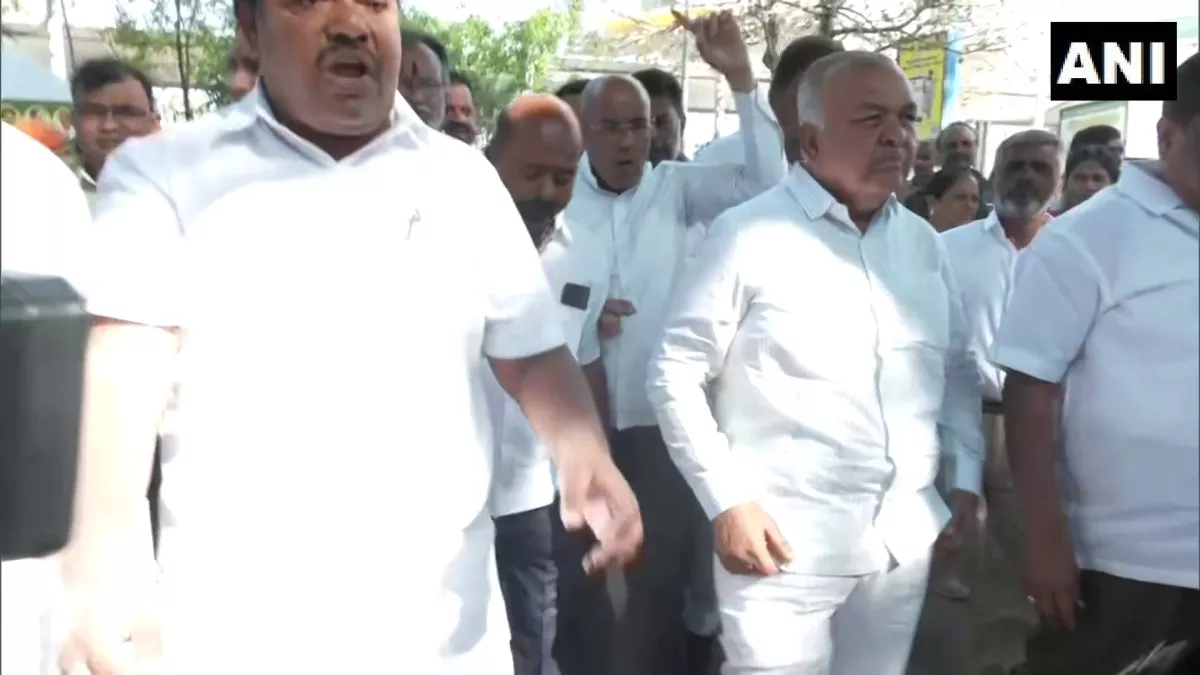 Bengaluru: भाजपा के खिलाफ कांग्रेस का प्रदर्शन, विधायक मादल विरुपाक्ष को गिरफ्तार करने की मांग