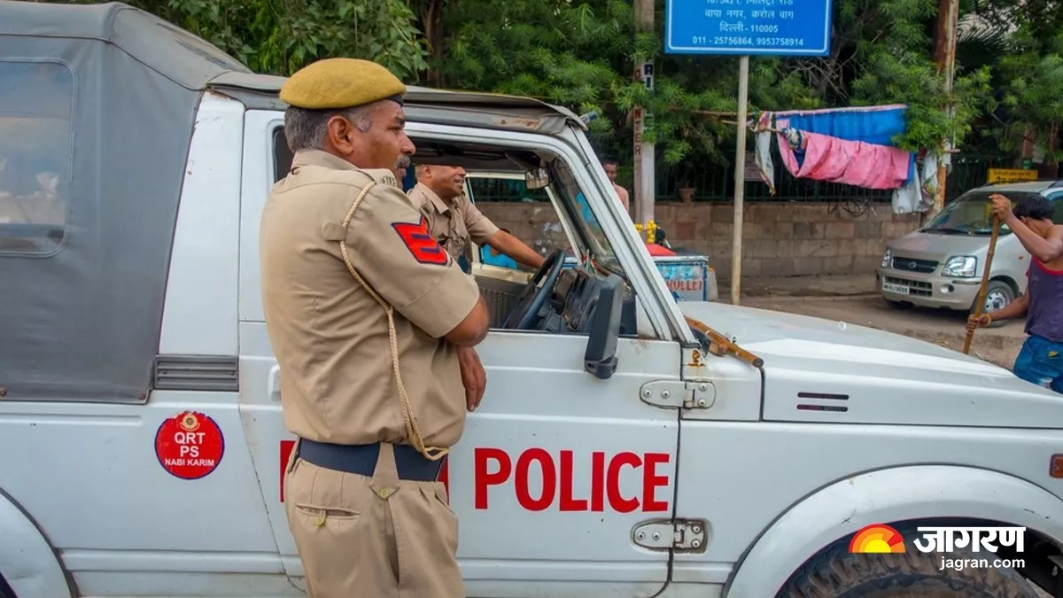 Delhi के सरकारी स्कूल के गेट पर मनीष सिसोदिया के समर्थन में लगाया पोस्टर, केस दर्ज