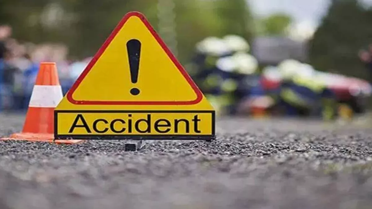Saraikela Road Accident: बाइक को घसीटते ले गई हाइवा, हादसे में पिता की मौत; बेटा लड़ रहा जिंदगी-मौत की जंग