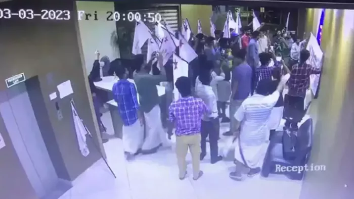 SFI कार्यकर्ताओं ने समाचार चैनल के कार्यालय में की तोड़फोड़