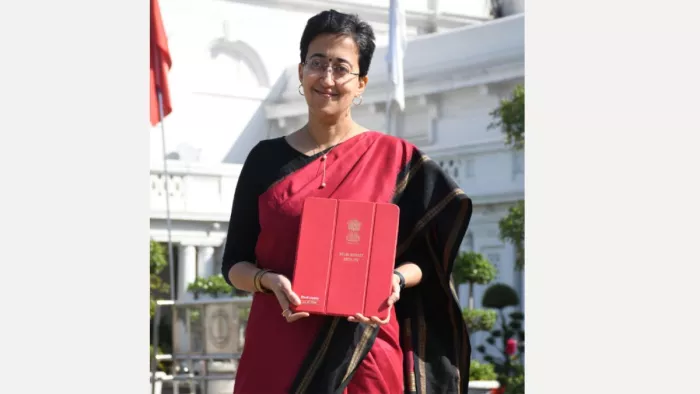विधानसभा बजट सत्र में बजट पेश करने जाती वित्त मंत्री आतिशी। ध्रुव कुमार