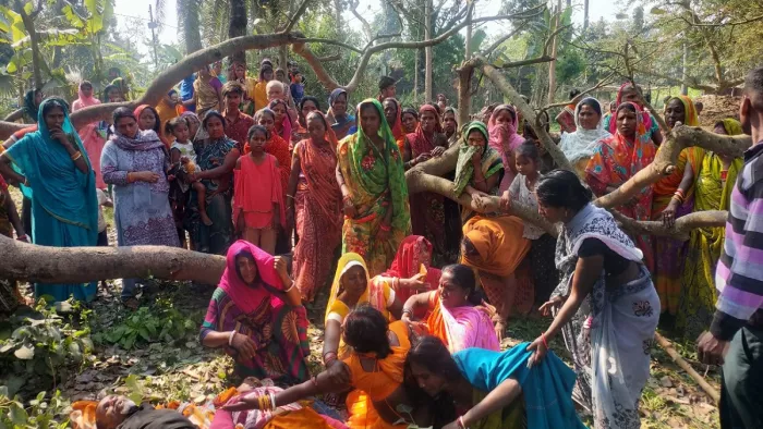 Bihar Crime : दंपती ने फांसी लगाकर की खुदकुशी, ब्रह्मस्थान के पास पीपल के पेड़ पर लटके मिले शव