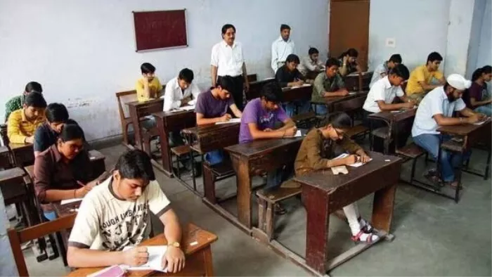 NATA Exam 2024: नाटा की परीक्षा में भाग लेते उम्मीदवार। जागरण