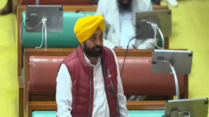 पंजाब विधानसभा में हंगामा, CM मान ने स्पीकर को सौंपा ताला-चाबी।