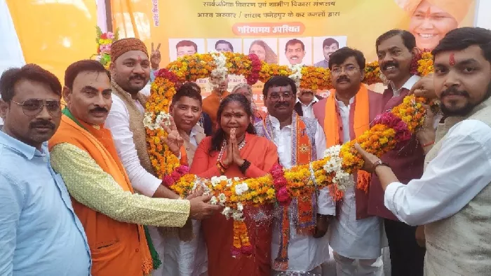 फ़तेहपुर से लोकसभा टिकट मिलने के बाद भाजपा स्टार प्रचारक के पहली बार आगमन पर झूम उठे कार्यकर्ता