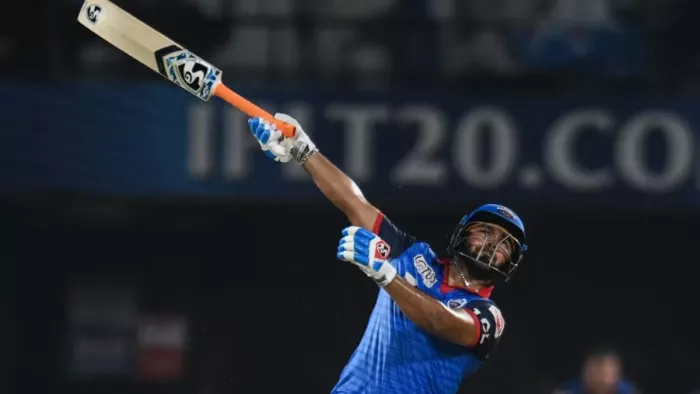 Rishabh Pant: ऋषभ पंत ने बेंगलुरु में एक हाथ से लगाए लंबे-लंबे सिक्स।