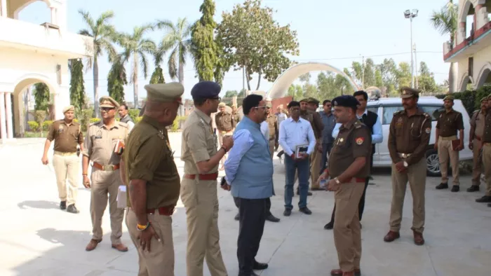 परीक्षा केंद्र में जानकारी लेते जिलाधिकारी डा. इन्द्रमणि त्रिपाठी। सूचना विभाग