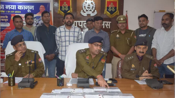 अवैध हथियारों की जानकारी देते एसपी अर्पित विजयवर्गीय, एएसपी एनपी सिंह, सीओ हरीश भदौरिया।- जागरण