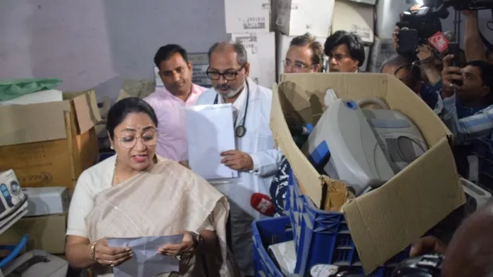 जीटीबी अस्पताल में दौरा करतीं मुख्यमंत्री रेखा गुप्ता। जागरण