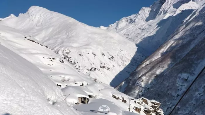 हिमाचल में बर्फबारी से लोगों की मुसीबतें बढ़ गई है।