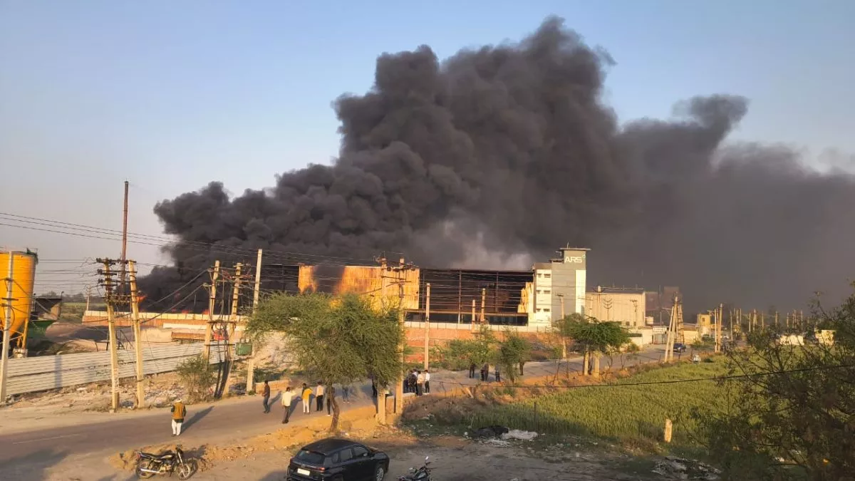 Palwal fire: पलवल की ARS कंपनी में भीषण आग, लाखों का सामान जलकर राख