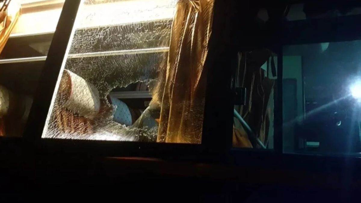 https://www.jagranimages.com/images/newimg/04032025/04_03_2025-rewa_indore_bus_stone_23894232.jpg