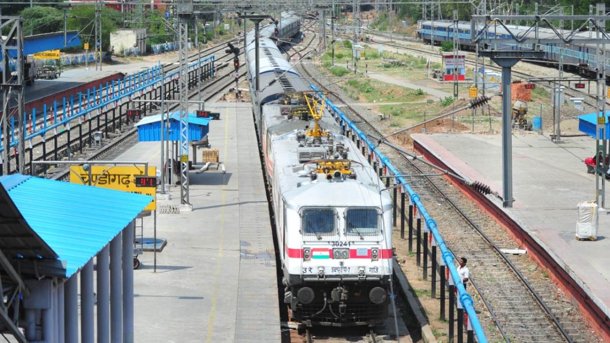 https://www.jagranimages.com/images/newimg/04032025/04_03_2025-train_cancelled_23894682.jpg