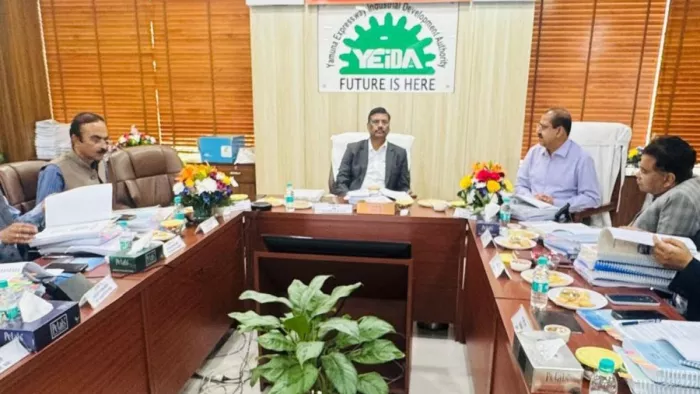यमुना प्राधिकरण की बोर्ड बैठक की अध्यक्षता करते प्रमुख सचिव व यमुना प्राधिकरण के चेयरमैन आलोक कुमार।