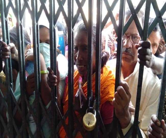 Lockdown in Lucknow Day 11 बैंकों में उमड़ी जनधन खाता धारकों की भीड़