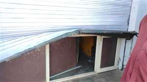 चोरों ने वाइन शाप का शटर तोड़ की चोरी