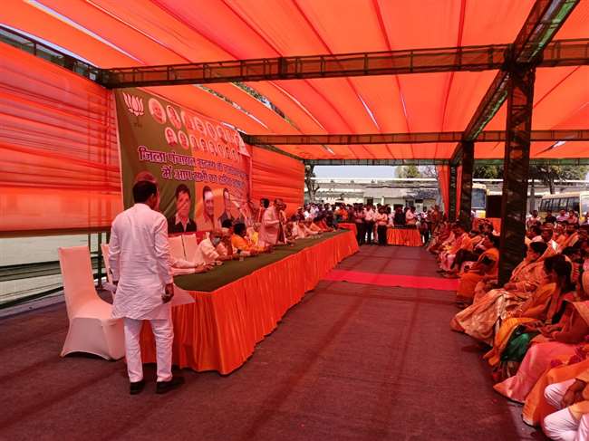 UP Panchayat Chunav BJP Nomination News : बरेली में भाजपा ने लगाई ताकत, 60 पदो पर कर रहे नामांकन