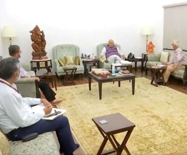 छत्तीसगढ़ में तकरीबन 400 नक्सलियों के समूह ने सुरक्षाकर्मियों पर घात लगाकर हमला किया था।