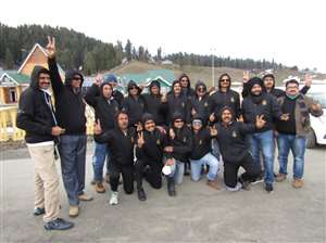 राष्ट्रीय मिल्ट्री स्कूल अजमेर के पूर्व छात्र पुराने सहपाठियों के साथ कश्मीर की खूबसूरती का आनंद ले रहे हैं।