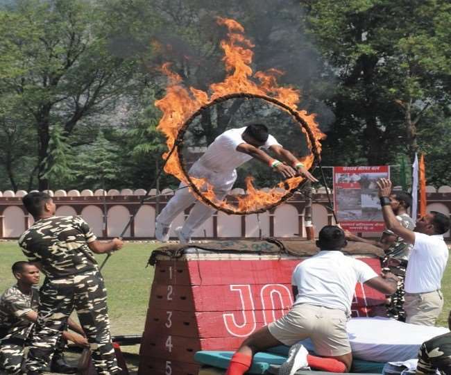 कुल्लू के शमशी स्थित सशस्त्र सीमा बल के प्रशिक्षण केंद्र में प्रतिभा का प्रदर्शन करते जवान । जागरण