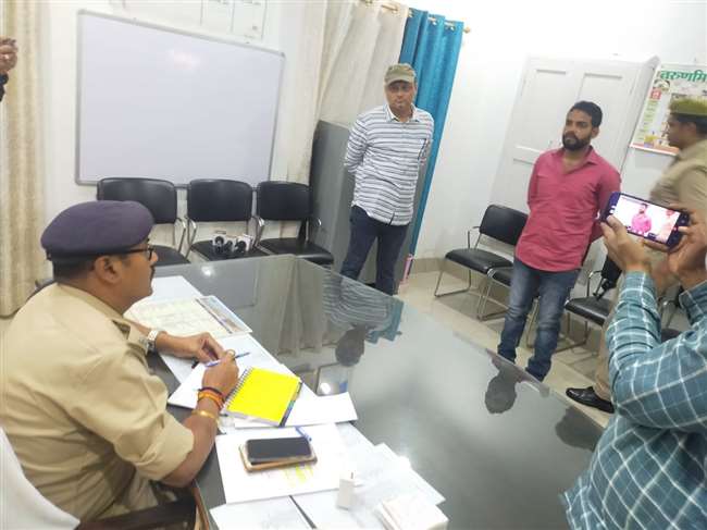 जौनपुर जिले में बुलडोजर के डर से अपराधी पुलिस के सामने आत्‍मसर्पण करने पहुंच गया।