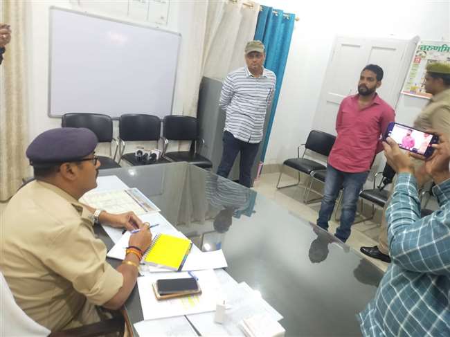 जौनपुर जिले में बुलडोजर के डर से अपराधी पुलिस के सामने आत्मसर्पण करने पहुंच गया।