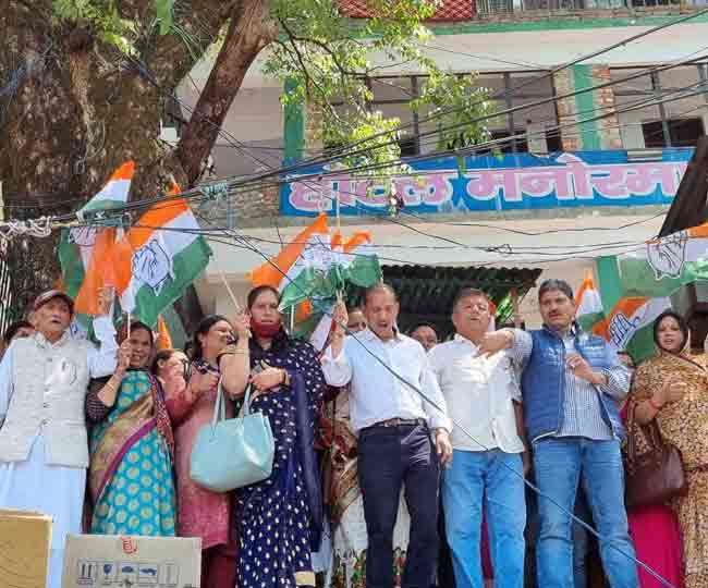गोपेश्वर बस स्टेशन पर सरकार के विरुद्ध प्रदर्शन करते कांग्रेसी। जागरण