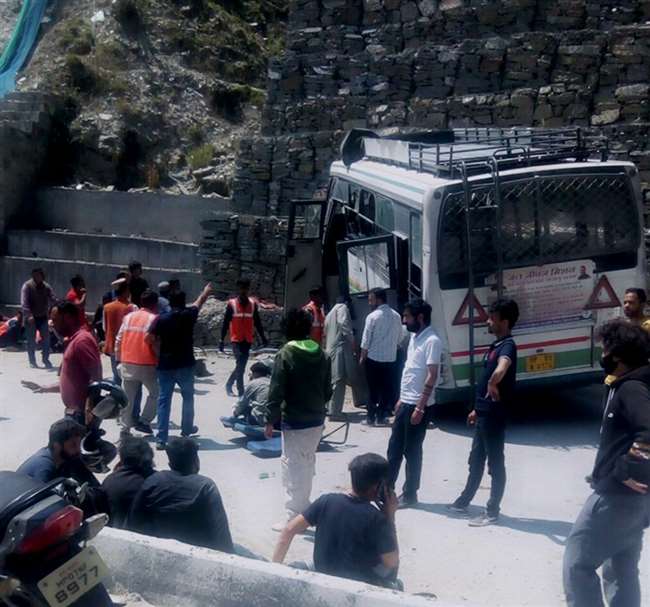 Himachal Pradesh Road Accident HRTC Bus Fell Into chasm Near Beas River at  Dayod of Mandi - मनाली-चंडीगढ़ हाईवे पर मंडी के दयोड़ में एचआरटीसी बस  दुर्घटनाग्रस्‍त, चालक की मौत व 30