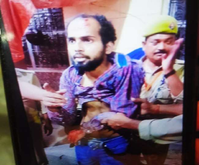 गोरखनाथ मंदिर पर हमला करने वाला हमलावर। - जागरण