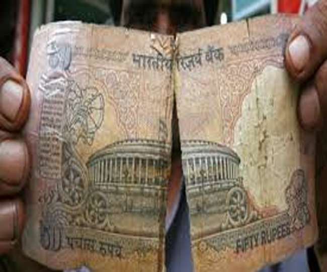 निकासी के समय यदि बंडल में फटे नोट मिलते हैं तो बैंक से जुर्माना लेने का प्रावधान है। प्रतीकात्मक फोटो