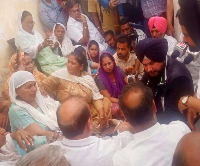 नवजोत सिंह सिद्धू ने सोमवार को लुधियाना में कांग्रेस वर्कर के घरवालों को ढांढस बंधाया। जागरण