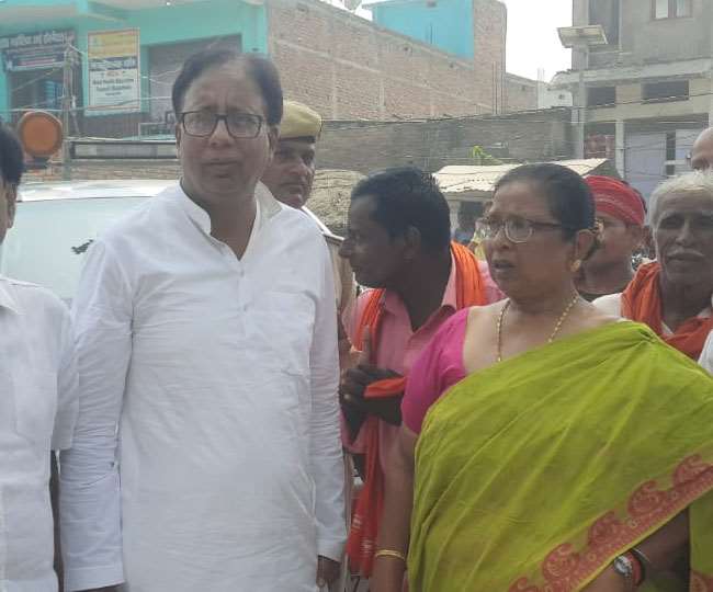 बेतिया में बूथ पर पहुंचे बीजेपी प्रदेश अध्‍यक्ष डा. संजय जायसवाल एवं उपमुख्‍यमंत्री रेणु देवी। तस्‍वीर: जागरण।