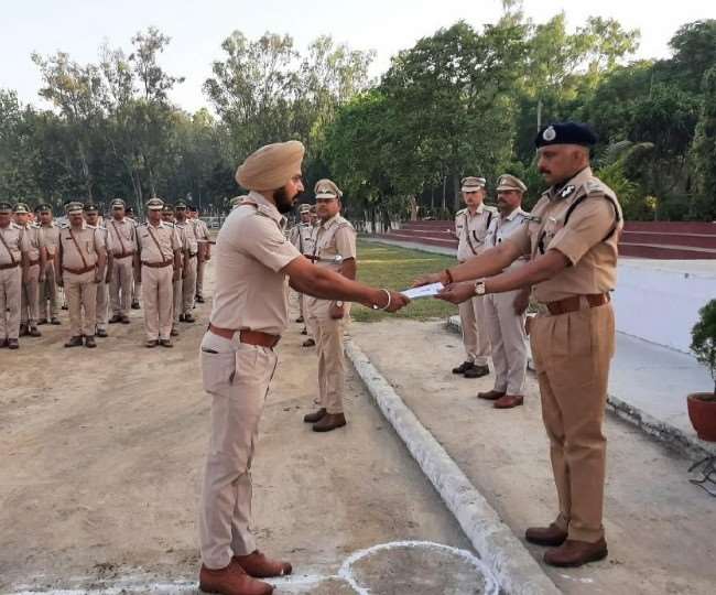 पुलिस लाइन में शहर यमुनानगर थाना प्रभारी सुखवीर ङ्क्षसह को सम्मानित करते एडीजीपी श्रीकांत जाधव।