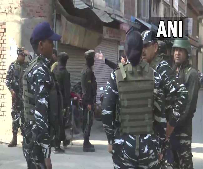 पूरे इलाके की घेराबंदी कर आतंकियों की धरपकड़ के लिए तलाशी अभियान छेड़ दिया गया है।