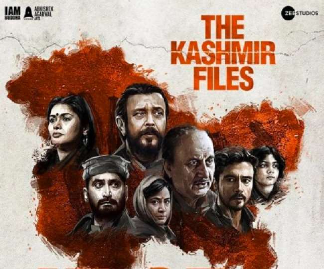 ‘द कश्मीर फाइल्स’ की बुनावट सच की जमीन के अधिक करीब दिखाई पड़ती है।