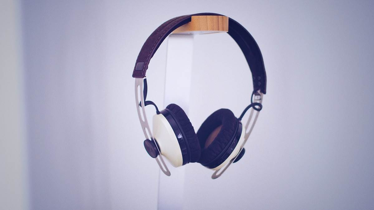 https://www.jagranimages.com/images/newimg/04042023/04_04_2023-amazon_sale_on_jbl_and_bose_headphones_23375710.jpg