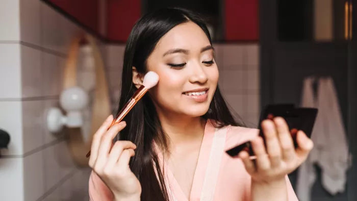 Makeup Tips: हाइलाइटर अप्लाई करते वक्त ध्यान रखें ये बातें