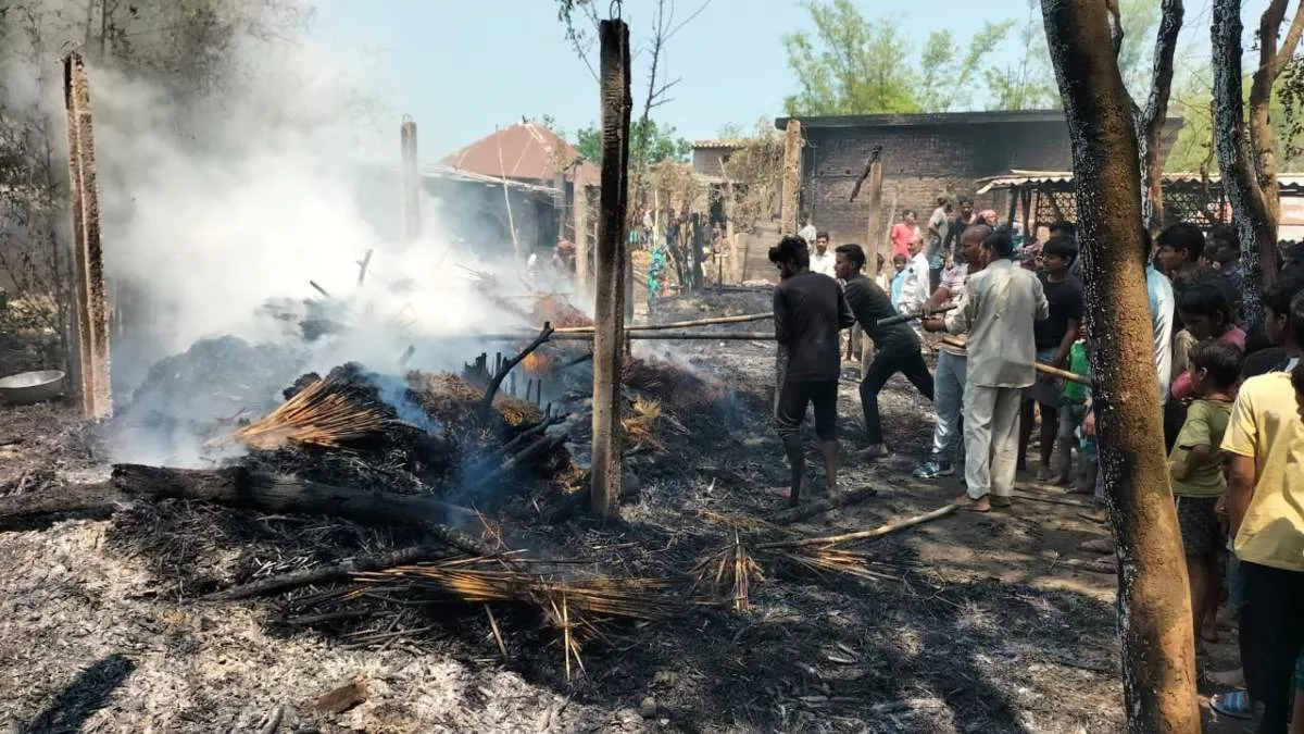 Purnea: दालमोट फैक्ट्री व कबाड़ गोदाम में भीषण आग से दर्जनों घर स्वाहा, सूचना के 2 घंटे बाद पहुंची फायर ब्रिगेड