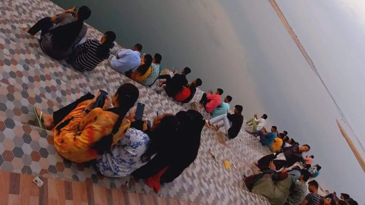 सोन नदी के किनारे इंटरनेट सेवा के लिए लगी बच्चों की लंबी कतार