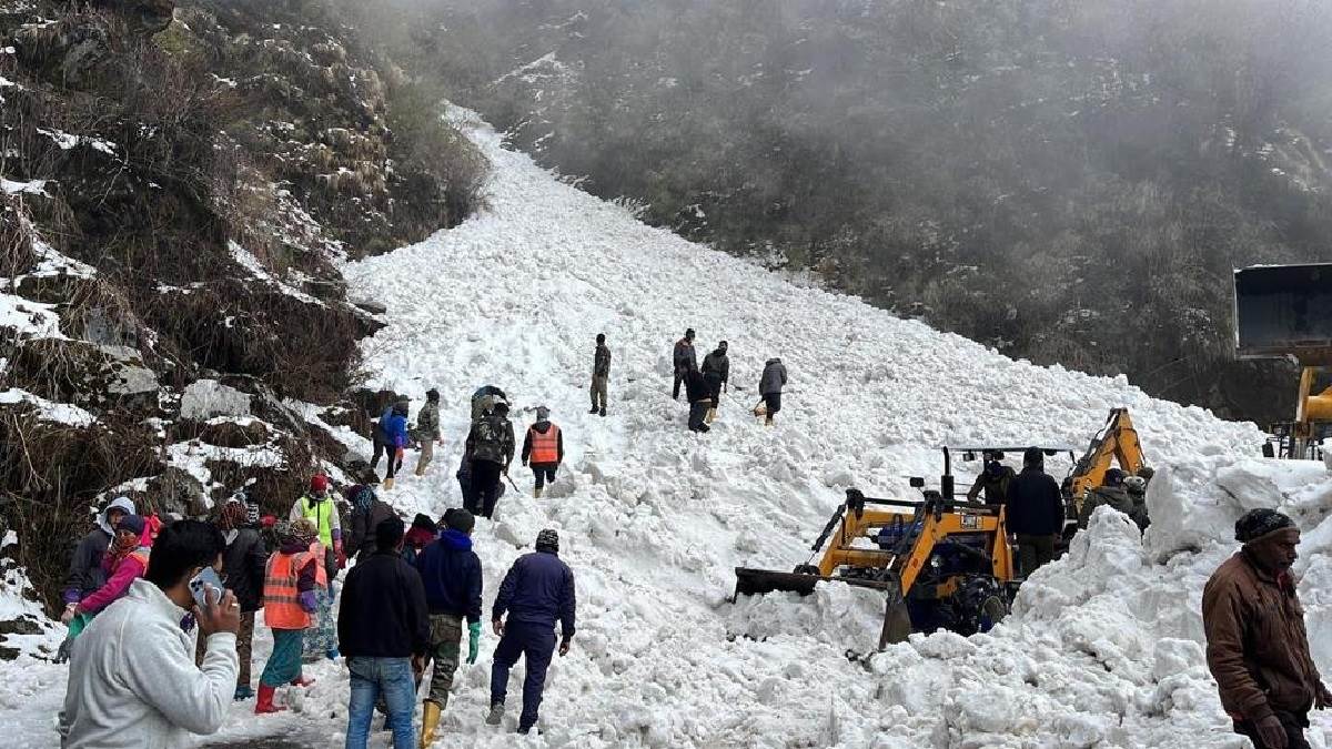 Sikkim Avalanche: सिक्किम में नाथुला के पास हिमस्खलन, 6 पर्यटकों की मौत; 80 से ज्‍यादा के फंसे होने की आशंका