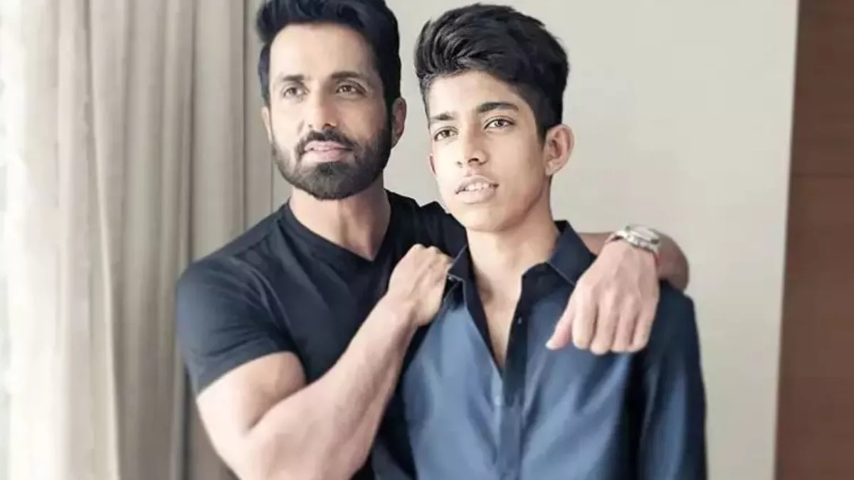 Sonu Sood की गैरमौजूदगी में उनके बेटे ईशान ने किया ये नेक काम, गर्व से एक्टर के फैंस का सीना हुआ चौड़ा - Sonu Sood Son Ishaan Eshaan Support People on Actors