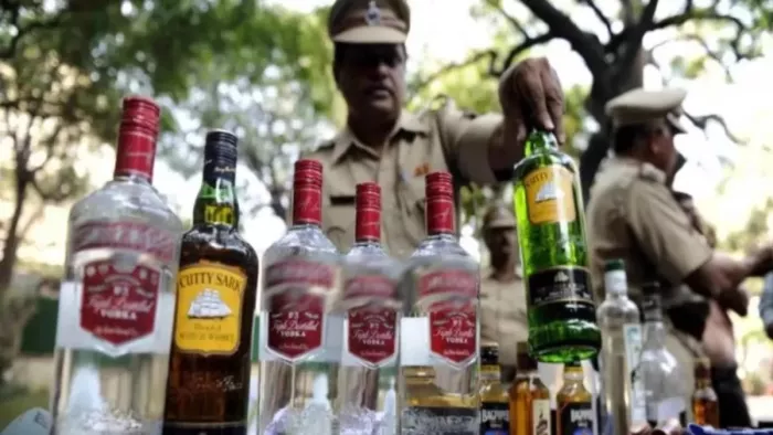 शिवहर में शराब माफिया को पकड़ने गई उत्पाद टीम पर हमला।