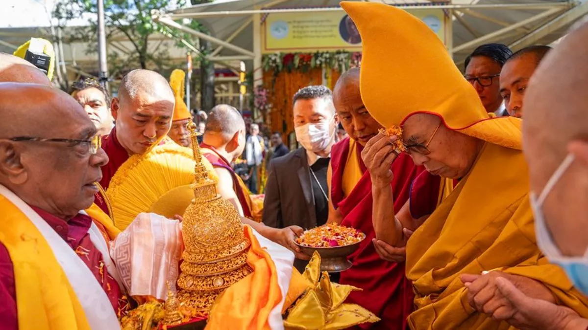 श्रीलंका से मैक्लोडगंज पहुंची महात्मा बुद्ध की स्मृतियां, धर्मगुरु दलाई लामा ने पवित्र अवशेष को किया स्‍पर्श