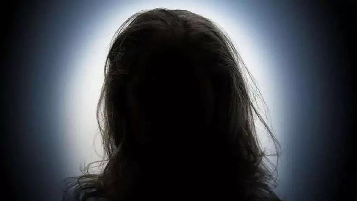 Uttarakhand के जिला युवा कल्याण अधिकारी पर दुष्कर्म का केस, पत्‍नी से तलाक लेने का वादा कर 18 वर्ष से कर रहा था शोषण