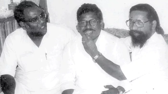 1991 में जीत के बाद साइमन मरांडी को मिठाई खिलाते शिबू सोरेन, साथ में सूरज मंडल l (फाइल फोटो)